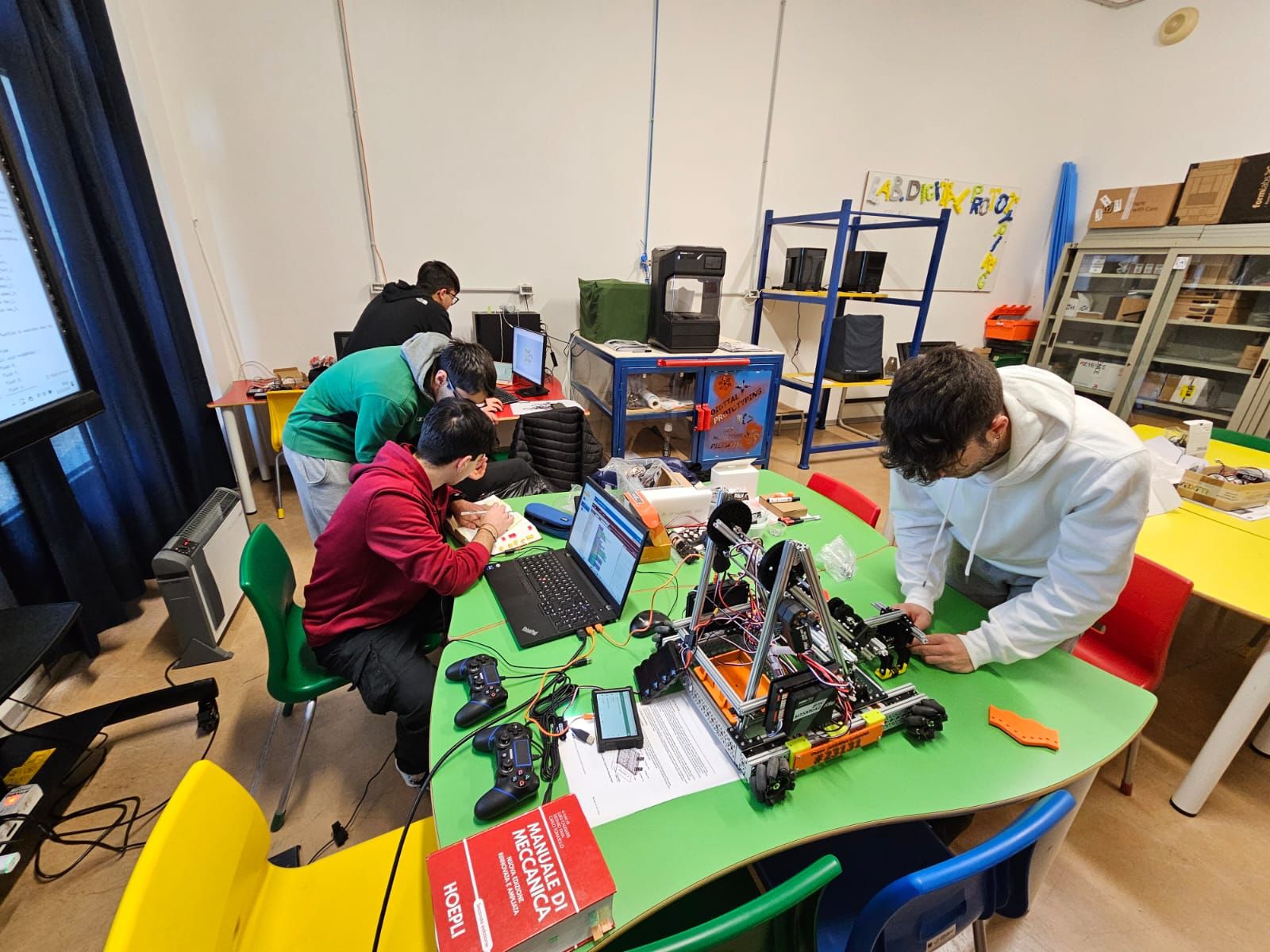 L’Istituto Pieralisi di Jesi raggiunge il terzo posto della First Tech Challange con Robot Hermes, realizzato in collaborazione con Paradisi